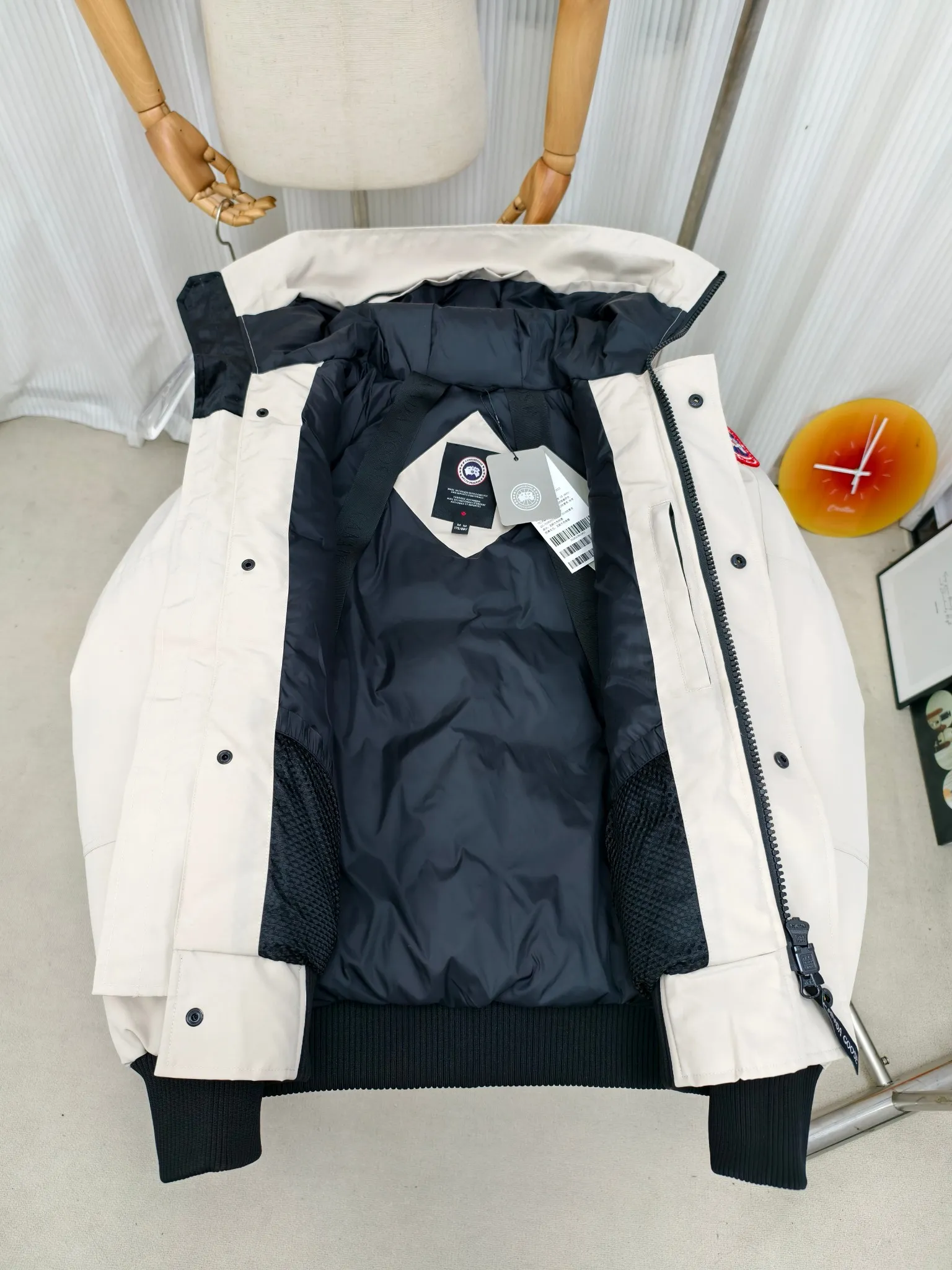 P720 ————2050M model/new 01 model (high version) Canada goose Canada Goose Chilliwack bomber jacket is one of our popular styles. The upgraded version adopts streamlined hood details and improved trimmings. The Chilliwack bomber jacket was originally designed for pilots in the post-war no-man's land in northern Canada. It is durable, warm and easy to move. The inside is filled with white duck down, which has higher thermal insulation performance. Chilliwack's iconic style, enduring popularity, is a popular jacket from Canada Goose. Customize your parka with our variety of interchangeable hood trim accessories to extend the coverage of your hood. Hip-length, the bomber jacket's knitted cuffs and hem are mid-length for freedom of movement. Rib knit cuffs and hem improve fit and seal in heat.  2050M is an upgraded version of the old version 01. Color: black, gray, off-white, navy. Size: XS-2XL